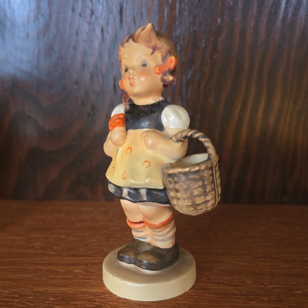 Goebel Hummel | "Sister" figurine
